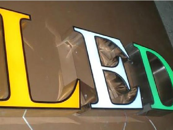 石台介绍LED招牌的基础知识。